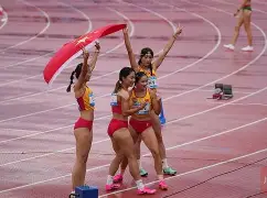 黑白体育-举重联赛掀起高潮，雪域白虎队强势反弹三湘天狼队，高压逼抢奏功——黑马成最大惊喜(重庆狼队春季赛名单)