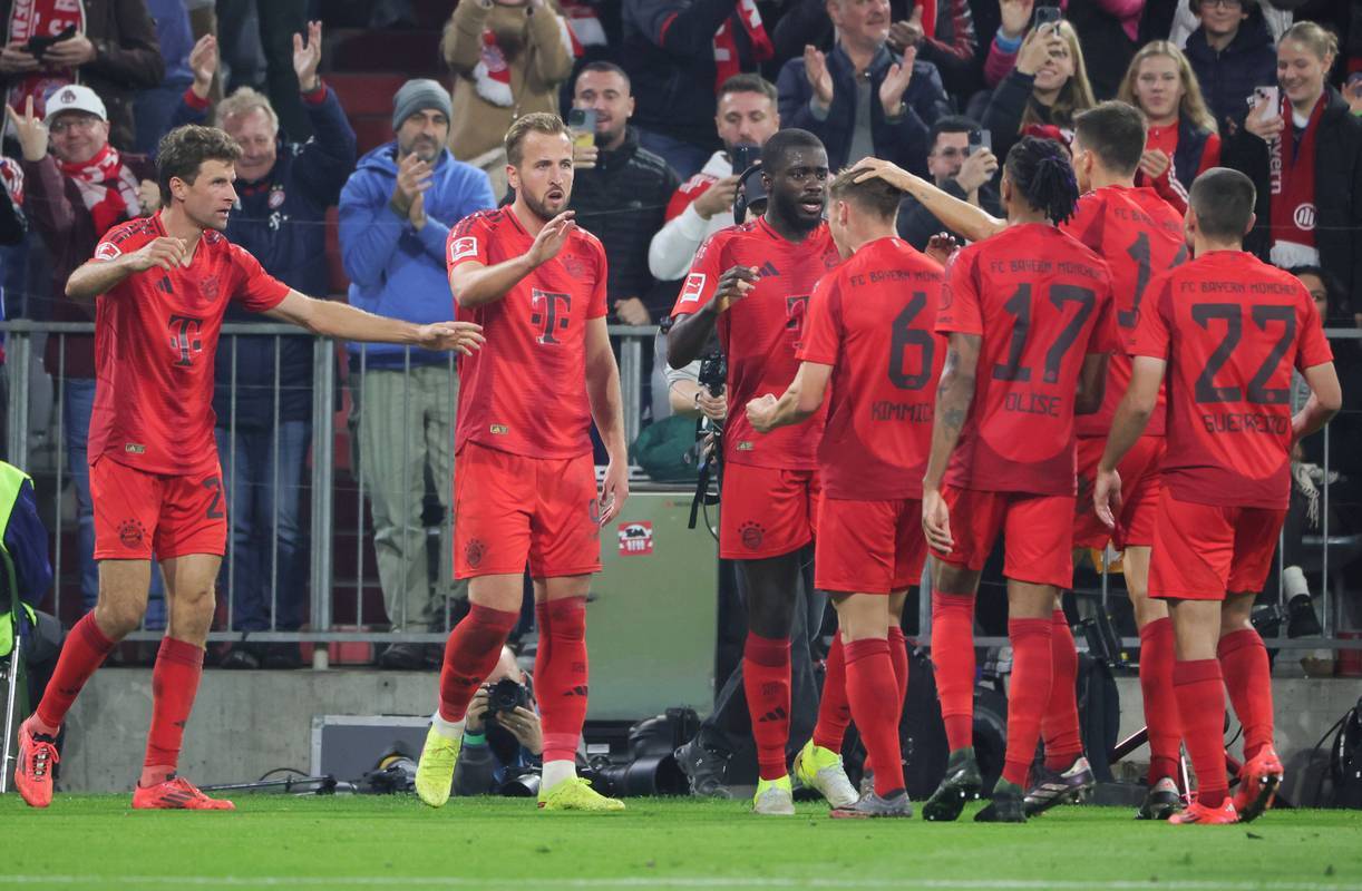 黑白体育-刷新纪录引发热议！，詹姆斯在拜仁比赛中大比分获胜气势如虹延续的简单介绍