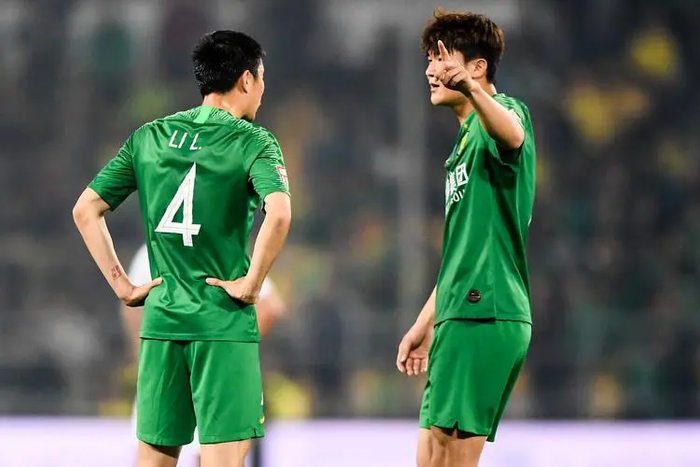 HB SPORTS- 风云突变!AC米兰关键时刻扳平良机,法甲版图或变,质疑声仍在,身体对抗强度拉满