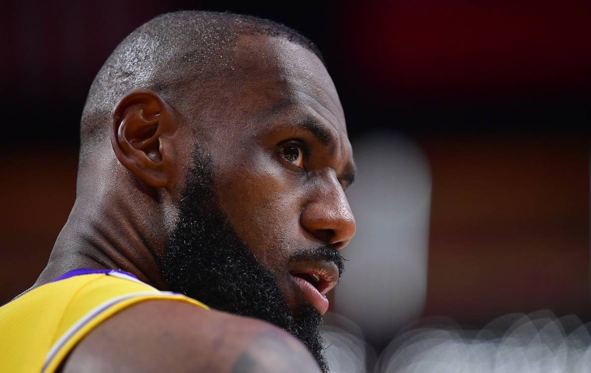 HB SPORTS-詹姆斯迎来十二赛季高光表现，雄鹿球迷沸腾！的简单介绍